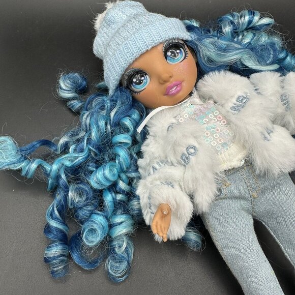 Rainbow High Winter Break Skyler Bradshaw Doll White Jacket Faux Fur Coat Skates - Picture 9 of 12